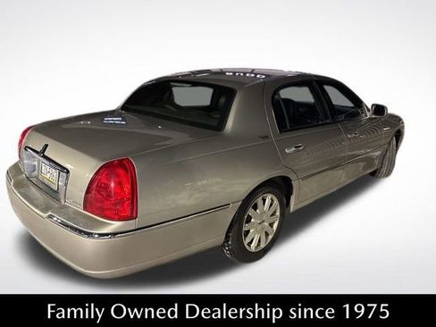 Used 2007 Lincoln Town Car Signature Limited image 3