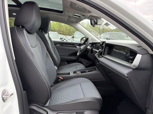 New 2026 Volkswagen Tiguan SE image 18