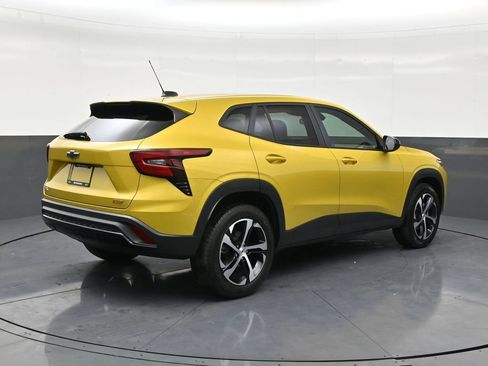 Used 2024 Chevrolet Trax RS w/ Sunroof Package image 5