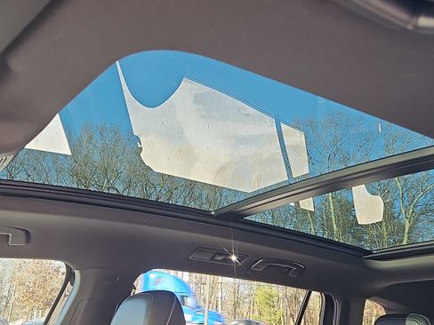 Certified 2022 Volkswagen Tiguan SE R-Line image 10