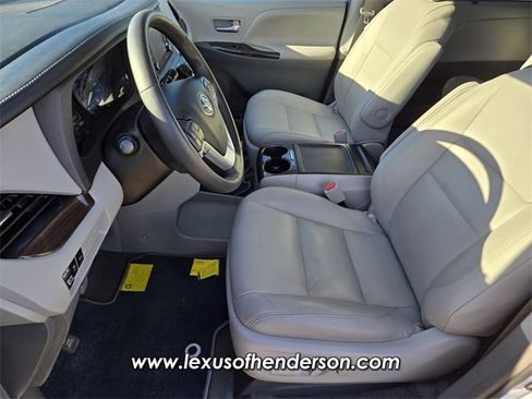 Used 2018 Toyota Sienna XLE w/ XLE Navigation Package image 10
