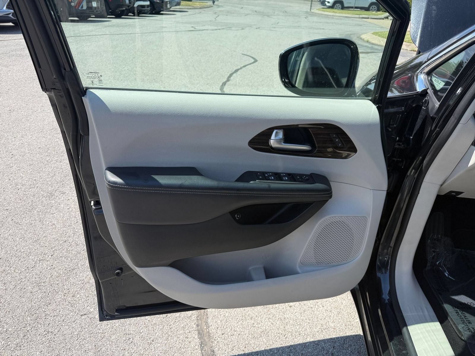 Used 2023 Chrysler Pacifica Limited FWD image 18