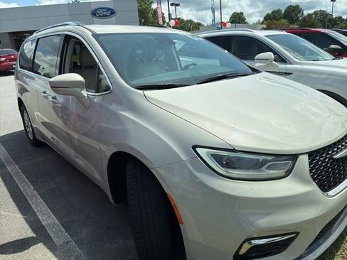 Used 2021 Chrysler Pacifica Touring-L FWD image 6