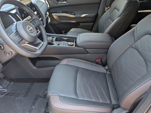 New 2025 Nissan Pathfinder Platinum image 15