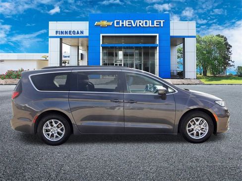 Used 2022 Chrysler Pacifica Touring-L image 8