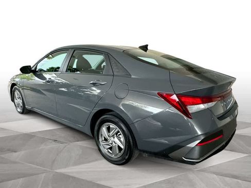 Used 2025 Hyundai Elantra SE FWD image 6