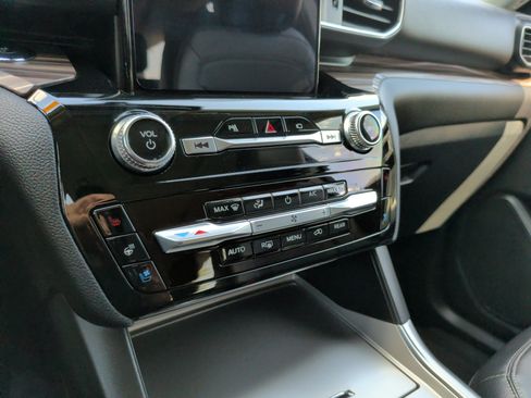 Used 2023 Ford Explorer Limited w/ Limited Technology Package RWD image 18
