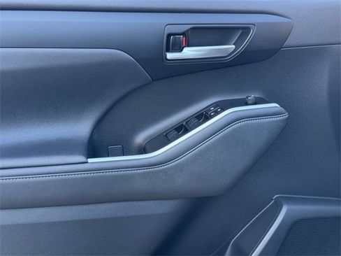 Used 2023 Toyota Highlander XLE image 27