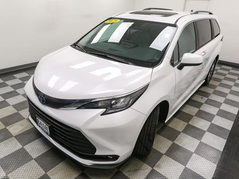 Used 2025 Toyota Sienna XLE image 6