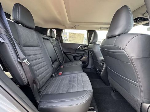 New 2025 Mitsubishi Outlander SE image 9