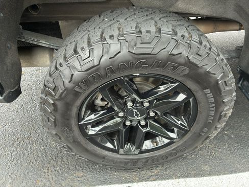 Used 2020 Chevrolet Silverado 1500 LT Trail Boss w/ Midnight Edition AWD/4WD image 12