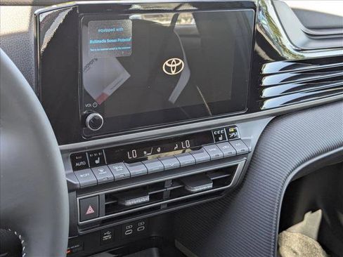 Used 2025 Toyota Camry SE image 11