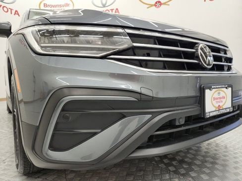 Used 2022 Volkswagen Tiguan SE w/ Panoramic Sunroof Package image 9