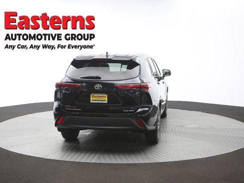 Used 2021 Toyota Highlander XLE AWD/4WD image 40
