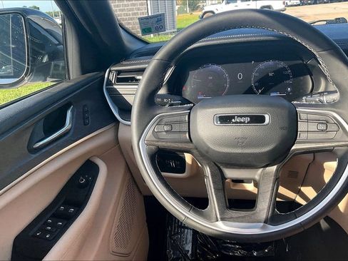 Used 2025 Jeep Grand Cherokee Limited AWD/4WD image 15