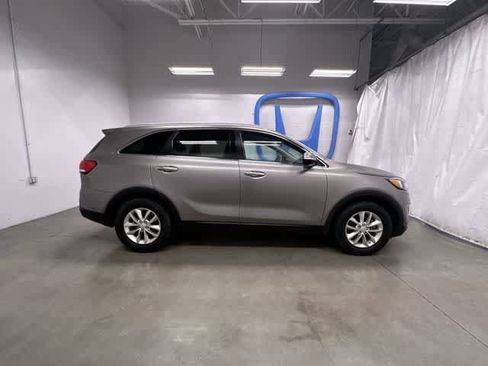 Used 2017 Kia Sorento LX w/ LX Convenience Package image 9
