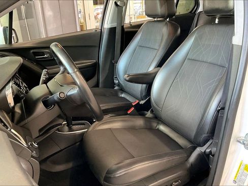 Used 2022 Chevrolet Trax LT w/ Driver Confidence Package AWD/4WD image 3