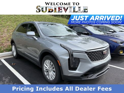 Used 2024 Cadillac XT4 Luxury w/ Cold Weather Package FWD image 1