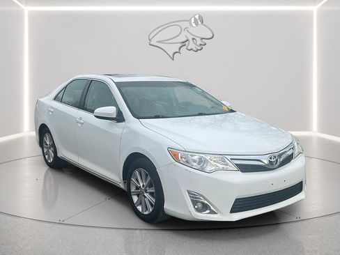 Used 2014 Toyota Camry XLE image 3