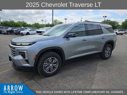 Used 2025 Chevrolet Traverse LT image 5