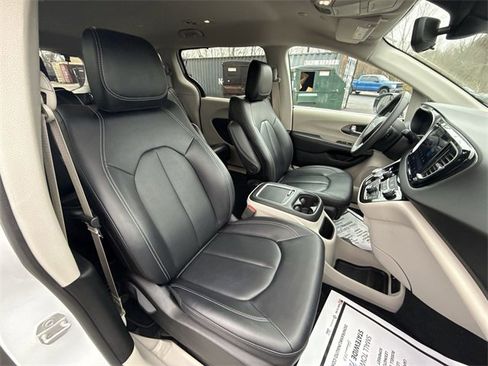 Used 2024 Chrysler Pacifica Touring-L image 23