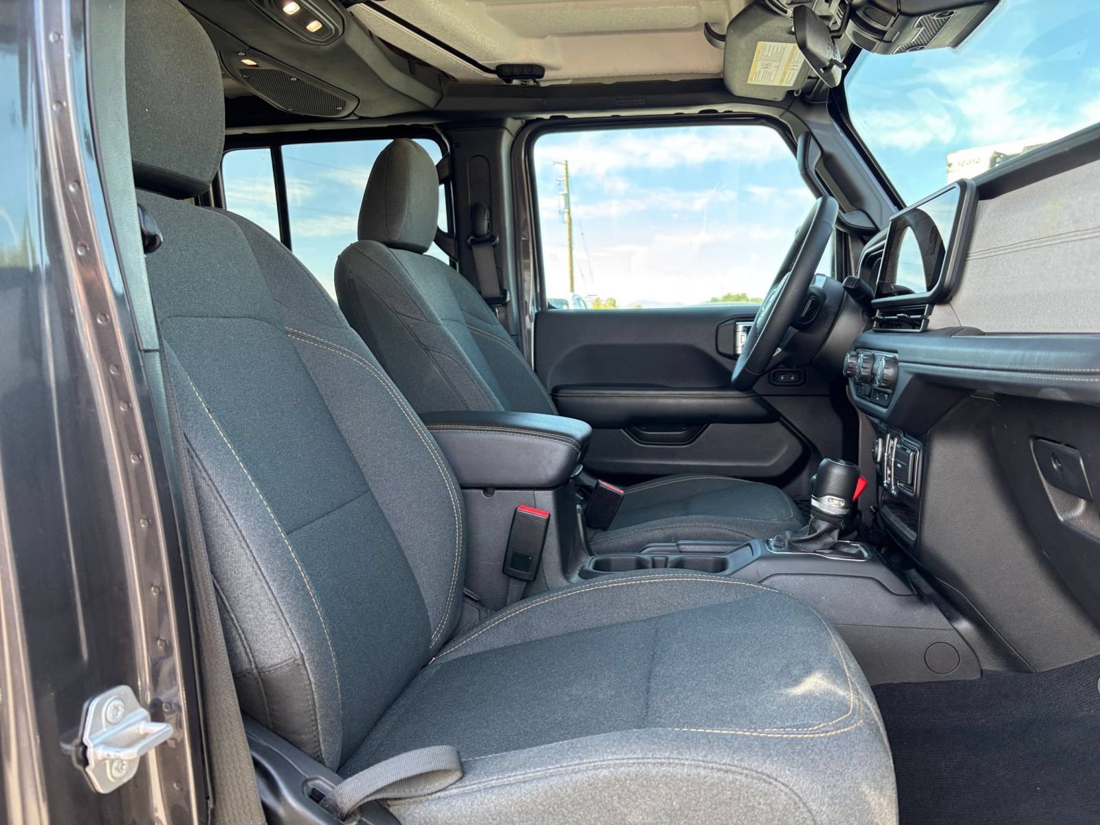 Used 2025 Jeep Wrangler Unlimited Sahara AWD/4WD image 35