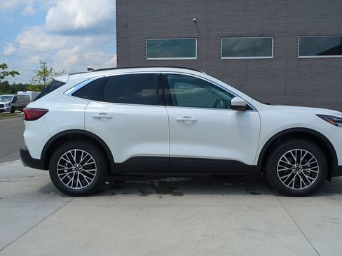 New 2025 Ford Escape SE FWD image 7