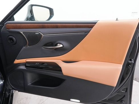 Used 2025 Lexus ES 350 w/ Luxury Package FWD image 9