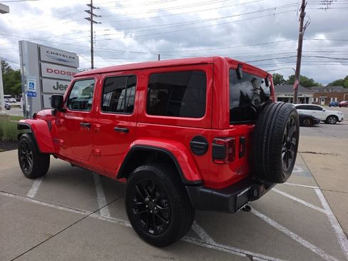 Certified 2025 Jeep Wrangler Unlimited Sahara w/ Safety Group AWD/4WD image 8