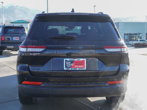 Used 2024 Jeep Grand Cherokee Altitude image 7