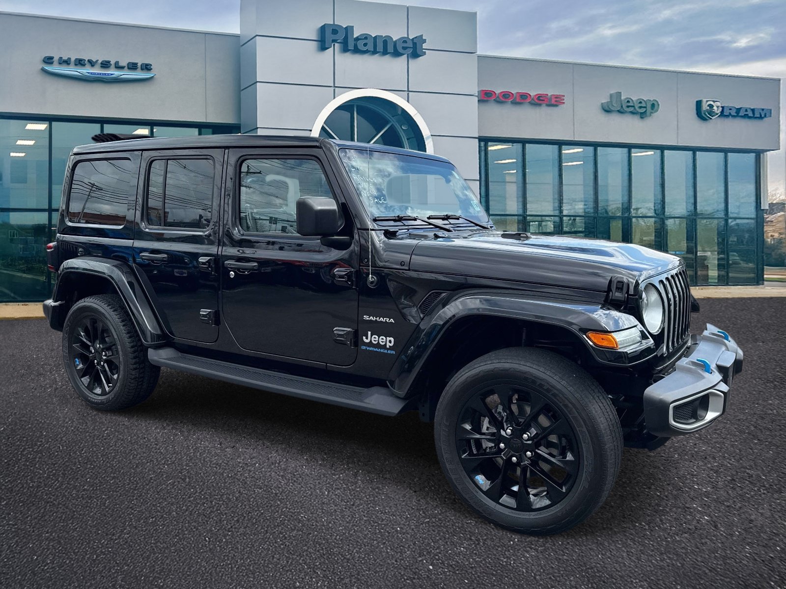 Used 2023 Jeep Wrangler Unlimited Sahara w/ Cold Weather Group AWD/4WD image 1
