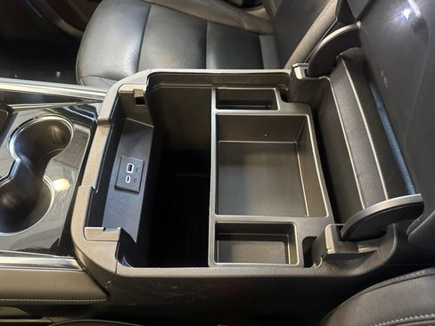 Used 2025 Chevrolet Suburban LT RWD image 31