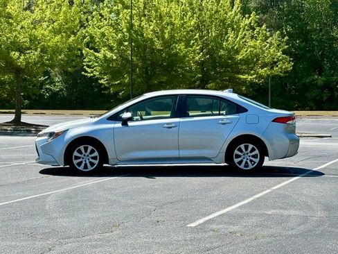 Used 2020 Toyota Corolla LE FWD image 3