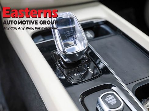 Used 2022 Volvo XC60 B6 Inscription image 13