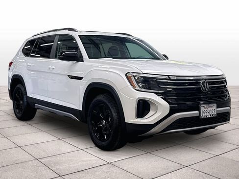 Used 2024 Volkswagen Atlas Peak Edition SE AWD/4WD image 3