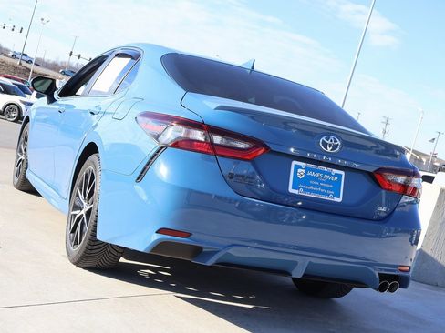Used 2023 Toyota Camry SE image 3