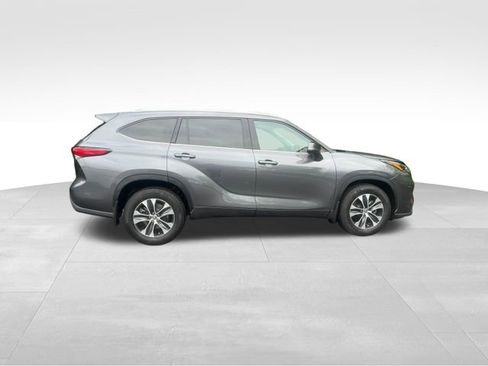 Used 2021 Toyota Highlander XLE AWD/4WD image 5