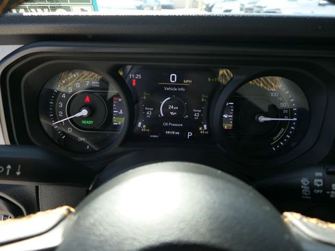 Used 2024 Jeep Wrangler Unlimited image 15