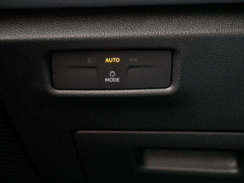 Used 2025 Volkswagen Tiguan SE w/ Panoramic Sunroof Package AWD/4WD image 26