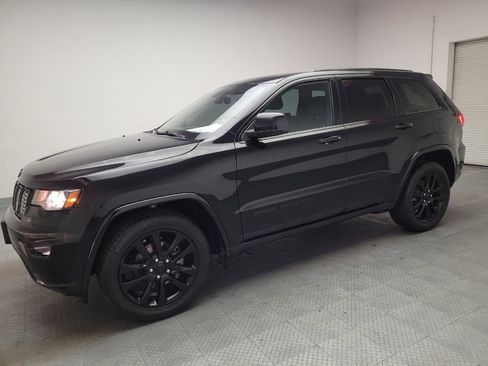 Used 2018 Jeep Grand Cherokee Altitude image 2