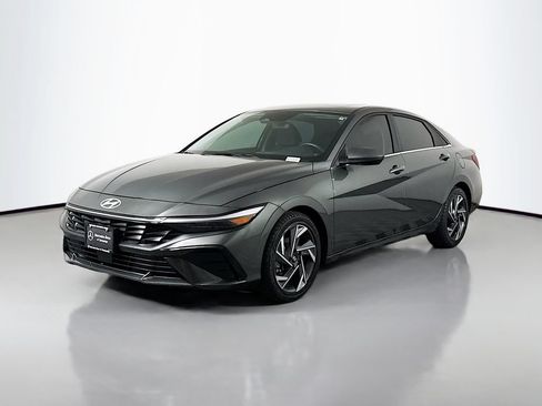 Used 2024 Hyundai Elantra SEL w/ Convenience Package FWD image 3