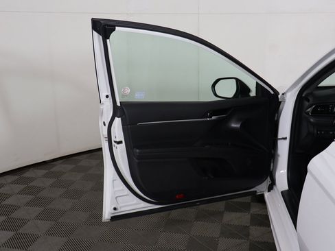 Used 2024 Toyota Camry SE image 15