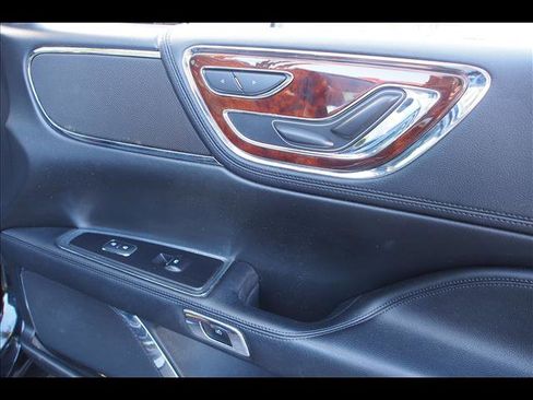 Used 2019 Lincoln Continental Select image 13