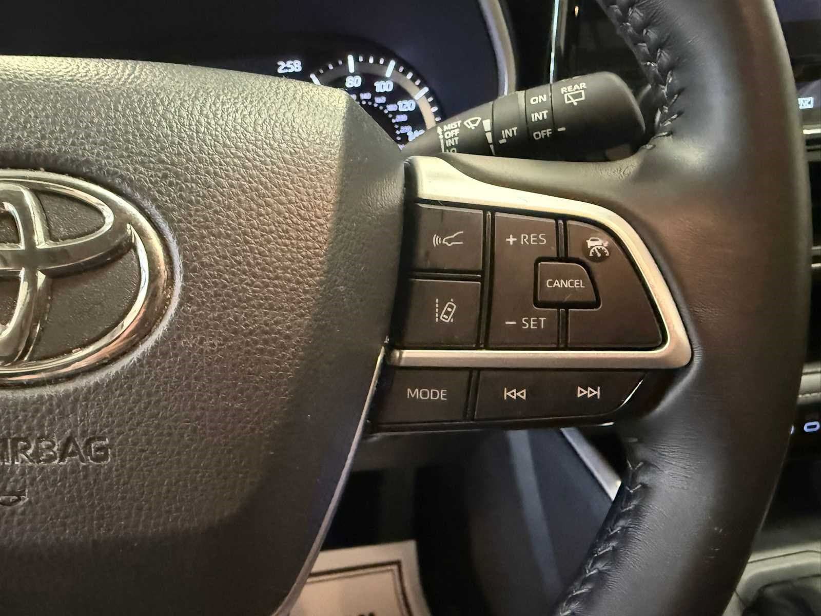 Used 2024 Toyota Highlander XLE AWD/4WD image 32