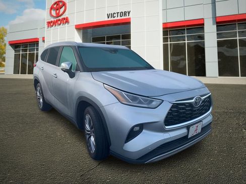 Used 2023 Toyota Highlander Platinum image 6