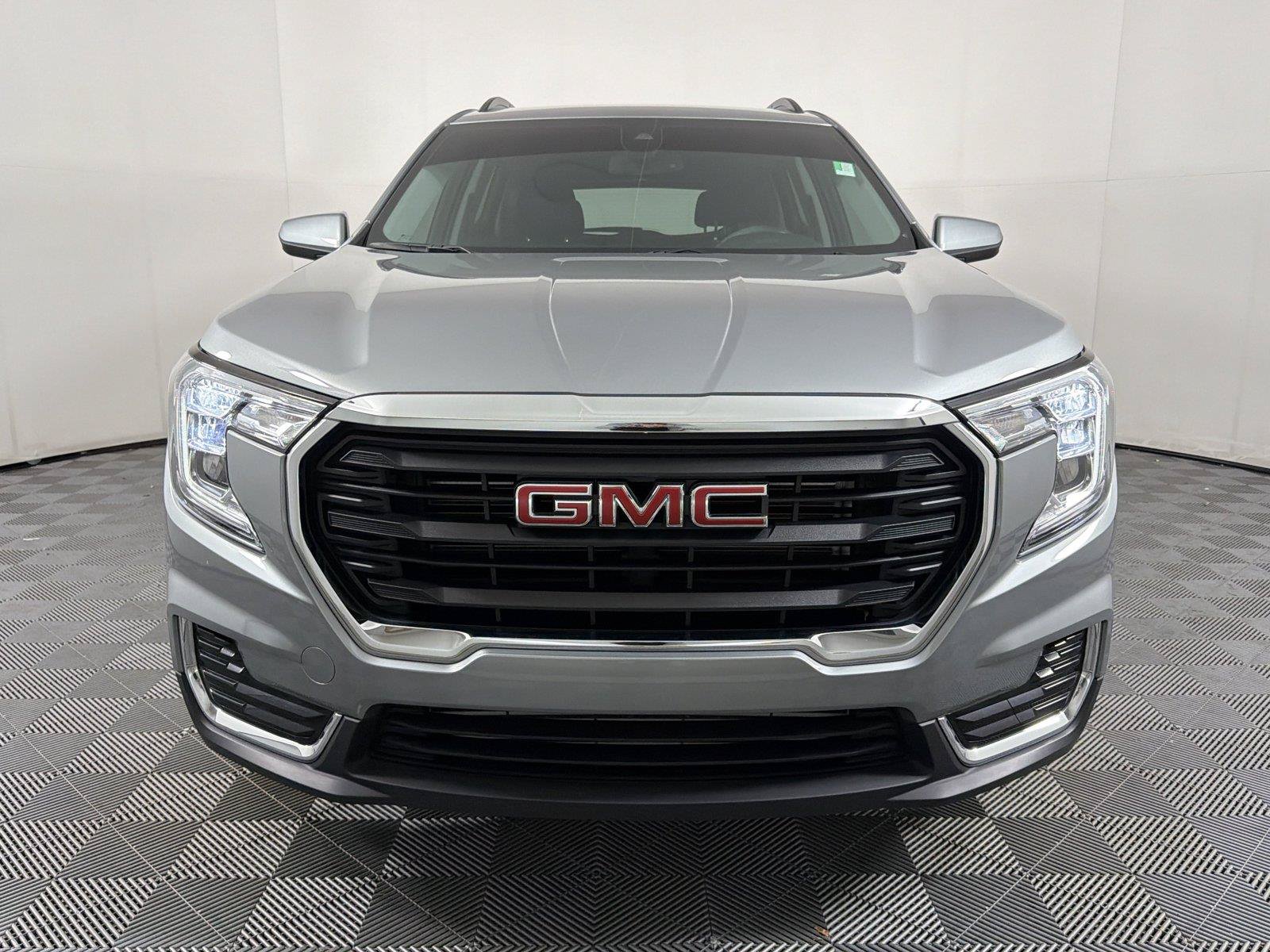 Used 2024 GMC Terrain SLE w/ Driver Convenience Package FWD image 2