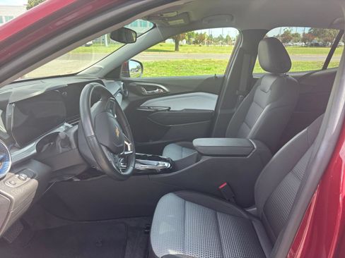 Used 2025 Chevrolet Trax LT w/ LT Convenience Package FWD image 25