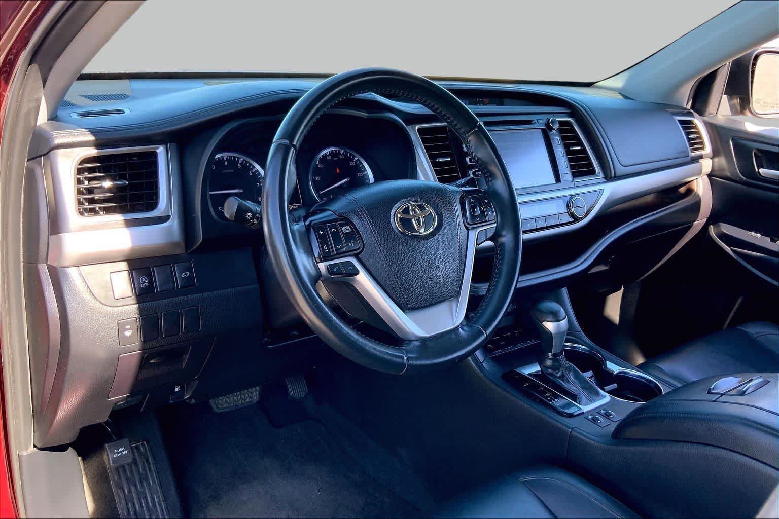 Used 2019 Toyota Highlander XLE FWD image 17