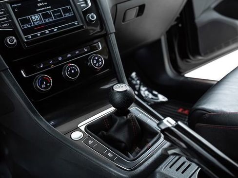 Used 2017 Volkswagen GTI SE image 28