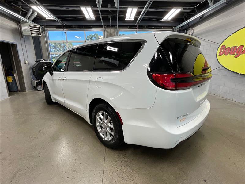 Used 2023 Chrysler Pacifica Touring-L FWD image 3